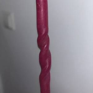 Ett rött twistat ljus🕯 - Här är ett rött twistat ljus. Frakten ingår INTE i priset! Om ni har några frågor, vill ha mer bilder eller om ni är intresserad så kontakta oss :D💕