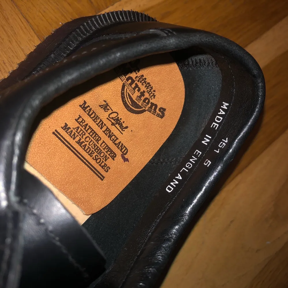 Oanvända Dr.Martens. Kan skickas, du betalar frakt. Denna modellen liknar den klassiska modellen från Dr.Marten. MEN detta är en industrimodell (kolla snörningen) med stålhätta. En säkerhetssko.  Modell 2215 Det jag kan veta är att Dessa skönheter är äldre än -06 då det köptes upp ett litet lager från ett konkursbolag.  De har fått stå i sin original kartong och lagrats.  New Vtg Dr Doc Martens 2215 Black Steel Toe Safety Shoes   Made in England ~ 2215 Black ~ Steel Toe ~ Slip Resistant ~. Skor.