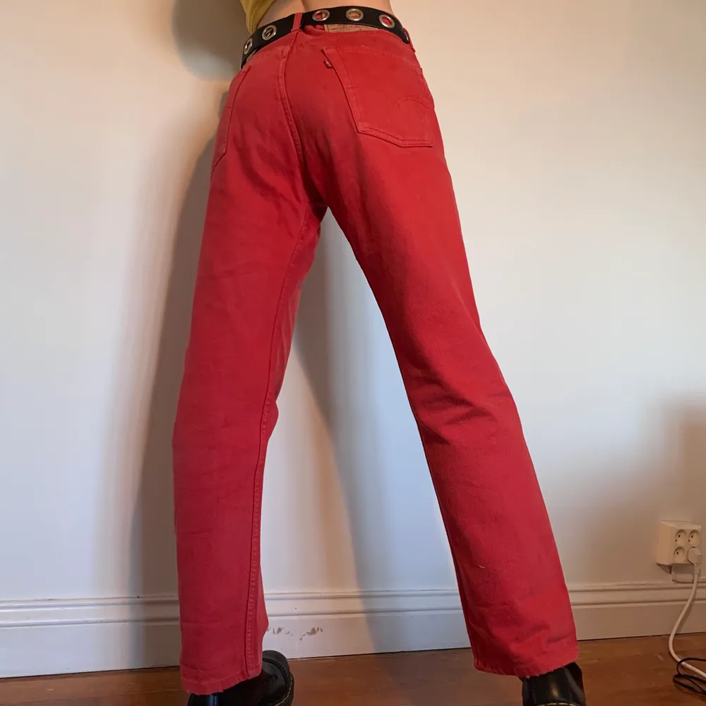 Röda raka 90s vintage midwaisted Levi’s jeans i den ikoniska modellen 501 🧶 Jag skulle rekommendera antingen en gul eller vit (ljusa färger) topp och ett par mörka skor för att skapa en harmonisk färgpalett! Byxorna är märkta som W 33, L36 och har har följande mått: midjemått: 84 cm, byxlängd: 98 cm, innerbenslängd: 72 cm. Jeans & Byxor.