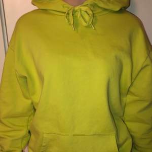 Neongrön hoodie från Cubus. Endast använd en gång. Storlek xs. Säljes för 75 kr, gratis frakt.