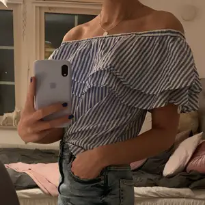 Säljer denna fina blå-vit randiga off shoulder tröjan, som är i jättefint skick! Kan mötas upp i göteborgsområdet! Kolla gärna in mina andra annonser! 🥰