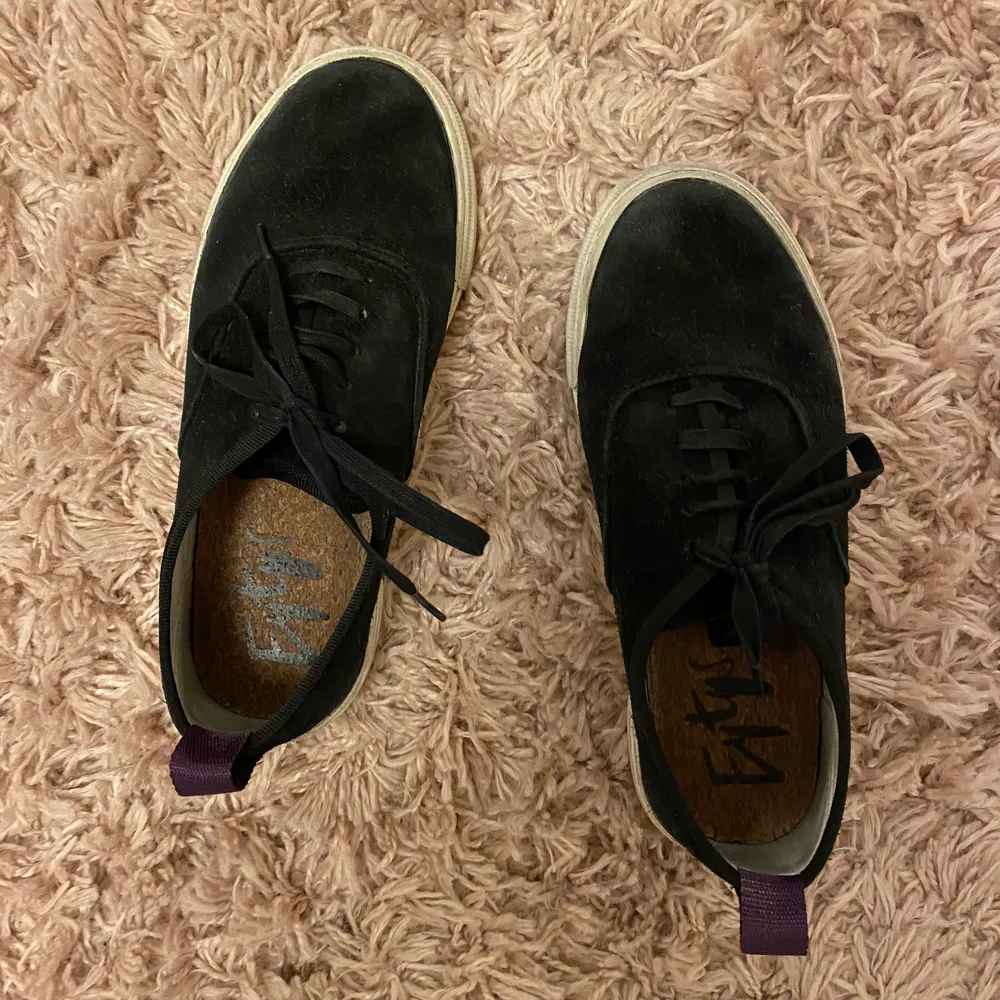 Svarta skor från Eytys i modellen mother! Finns tecken på användning på sulorna men annars i fint skick!💓. Skor.