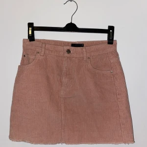 Rosa kjol - Väldigt fin ljusrosa kjol som sitter perfekt på kroppen. I väldigt fint skick och väldigt skön. Den är i lagom längd på mig som är 162. Nypris 300 från ginatricot och jag säljer den för 70kr