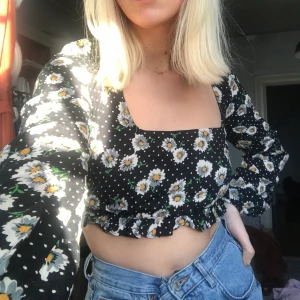 Blommig topp - Jättefin topp från Zara! Köparen står för frakten😍