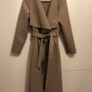 Kappa  - Ny skick jätte fin och lång , beige färg 