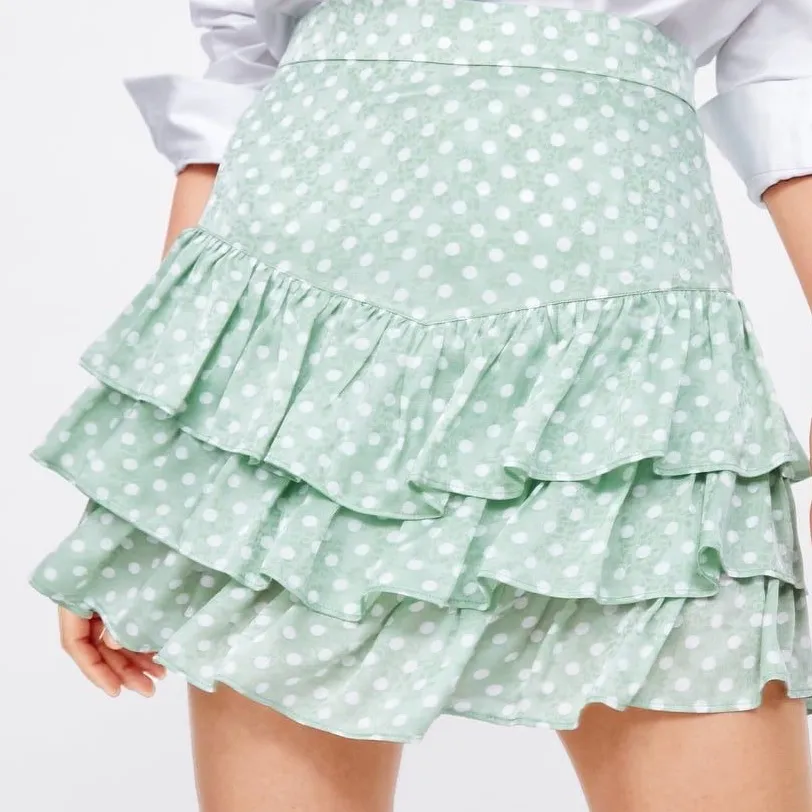 Populär kjol från zara som jag såg var eftertraktad på plick! Nån tjej sålde den för 150 kr men jag säljer den för 50 kr. Använt den typ 3 ggr och den e som ny. . Kjolar.