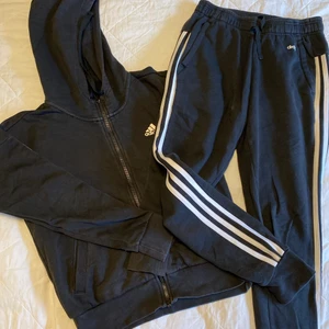 Adidas-set mjukis. - Strl XS . En fläck på byxorna