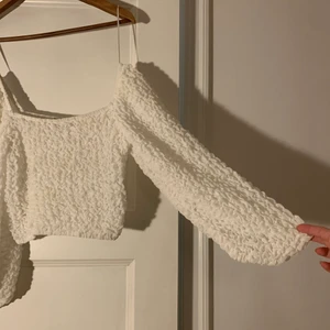 Puffig top - Puffig vit topp som man kan ha både off-shoulder elr vanligt, stora ärmar. Jättefint material! Storlek S