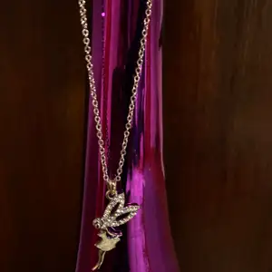 Ett superfint halsband med en ängel på. Säljes för 30kr, frakt tillkommer. 💖