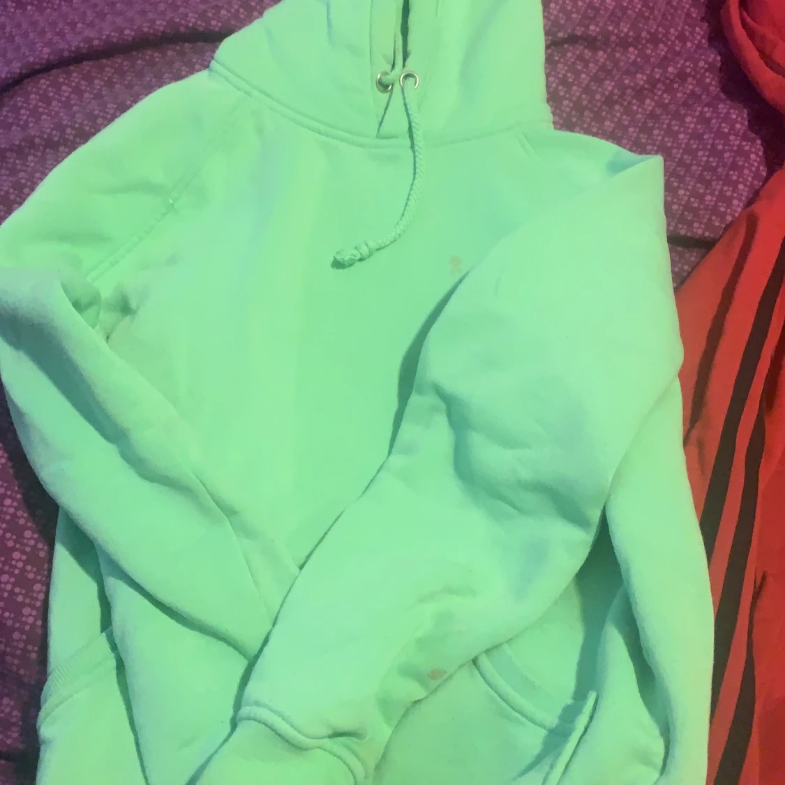 Grön hoodie från Bikbok