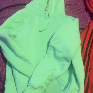 Grön hoodie från Bikbok - Det är skönt material den är mjuk och den är från Bikbok kostar 400 och säljer för 100 kr. Kom privat för intresse 