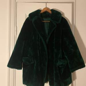 Vintage Grön/smaragd pälsjacka (ej äkta päls)! Suuuperfin färg och varm! lite trasig i silket i ena armhålan men går nog lätt att sy :) storlek S-L beroende på hur man vill att den ska sitta 