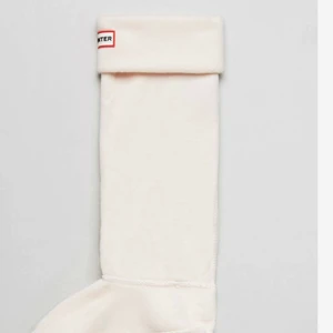 Hunters bootstrumpor i gräddvit färg - Bootstrumpor för Huntersstövlar i gräddvit färg, helt oanvända med förpackning, passar till långa huntersstövlar.