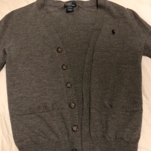 Ralph Lauren kofta - Sååå fin Ralph Lauren kofta köpt på nätet förra året (RL hemsidan) men den var tyvärr lite liten:(( 