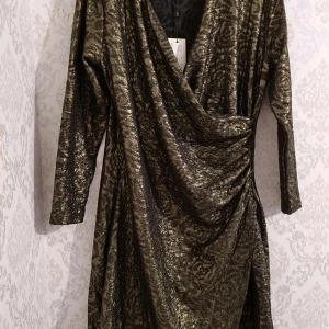 Klänning - Storlek:M Pris:500 kr +frakt Helt ny. Vi har ett i hemsida på insta om ni vill kolla på mer kläder Allting hos oss är helt ny