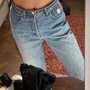 Jeans från humana second hand, köpta för ett antal år sedan. Säljes pga är för stora för mig! Mom jeans style! Väldigt 90-tal