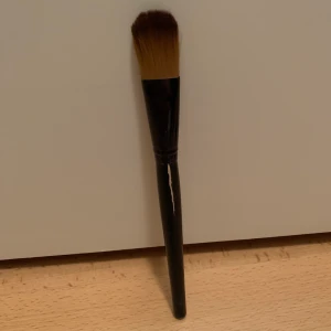 Foundation pensel - En foundation pensel som färgen är bortskrapad på handtaget men inget som förstör den funktion.