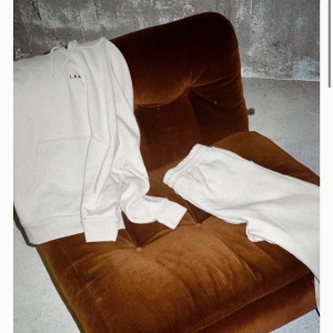 LXA mjukis och hoodie, beige - LXA set i beige, hoodie och mjukisbyxa. Utsålt på hemsidan. Storlek M, använt fåtal gånger, används inte längre. Nypris för setet är ca 1300kr