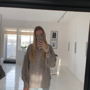 Svart, beige rutig skjorta/blus från Gina Tricot. Nyskick, st XS, S  - Fin svart, beige skjorta/blus från Gina Tricot. Använde ett fåtal gånger. Passar storlekarna XS och S. Frakt igår inte. Buda i kommentarsfältet. 🌸☕️