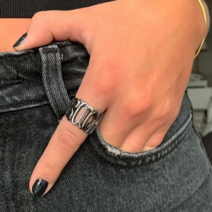 Ring - As cool ring som jag köpte från ett uf-företag, första bilden är lånad. Strl 8. HÖGSTA BUD: 260 kr 💞