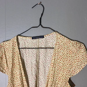 Brandy Melville Klänning - Brandy Melville Wrap Klänning  One size, skulle säga S/M  Köpare står för frakt