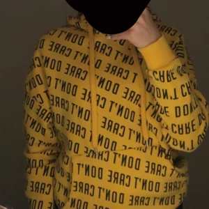 Hoodie  - Den är använd fåtal gånger! En gul oversized hoodie i stolek xs. 