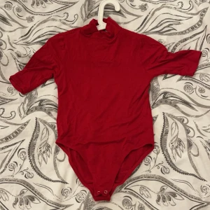 Topp River Island öppen rygg  - Röd topp från River island, köpt för 200kr säljer för 99kr, helt ny och oanvänd! Storlek EU 36 Uk 8