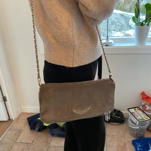 Zadig väska använd fåtal gånger  - Säljer min Zadig väska då den aldrig kommer till användning. Är så gott som i nyskick men färgen på märket har lossnat lite men abslout inget man märker. Perfekt i storlek och har två fack