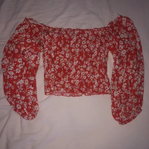 Topp  - Jag säljer min jättefina somriga topp/ bluse från Bik Bok 🧡❤️ Köparen står för frakten 