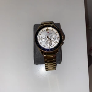 Tommy Hilfiger klocka - Säljer min klocka från tommy hilfiger, väldigt fin. 500kr, tyvärr har den dock stannat, och får inte den lilla visaren att röra på sig. Vet inte kanske går att fixa för den som vill ta tag i det