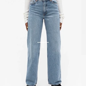 Monki jeans - Monki jeans i modellen yoko i färgen mig blue (de är avklippta och hon på bilden är 174cm)🥰