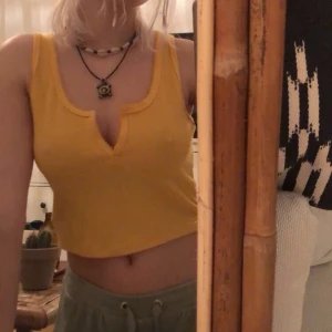 Gul topp - Gul topp jag köpte i london för några år sedan! Storlek S/XS, bra skick. Kan mötas upp i Stockholm eller frakta.