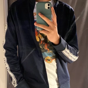 Peak Performance zip-up  - Marinblå zip-up tröja från Peak Performance, med detaljer på ärmar. Sällan använd, säljer pga förliten storlek.  ❗️ Tar emot bud ❗️