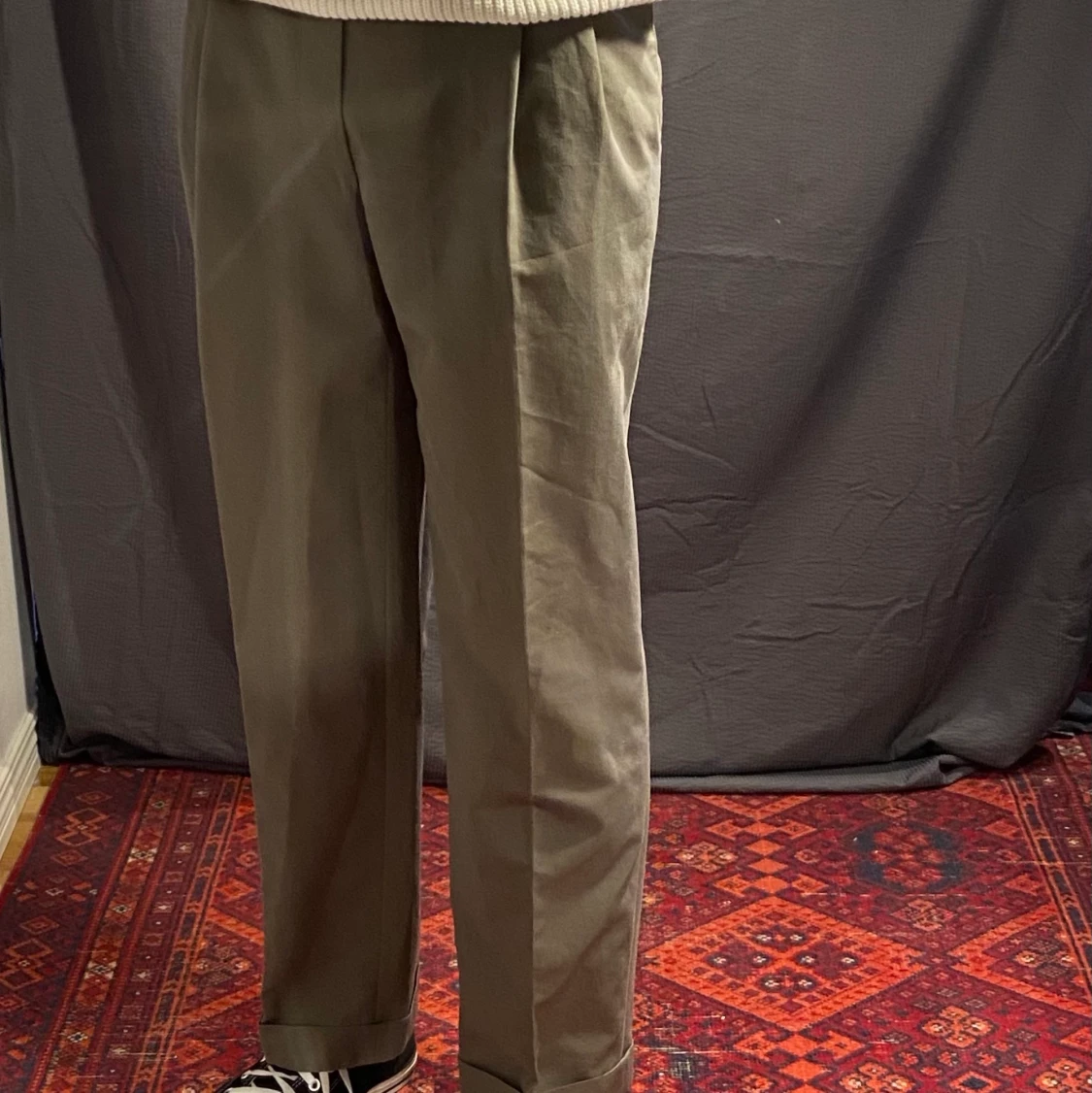 Grå/gröna kostymbyxor