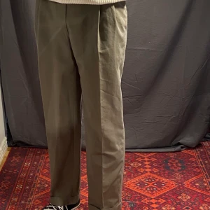 Grå/gröna kostymbyxor - Snygga kostymbyxor, stora i midjan men funkar med skärp.  ❗️ Tar emot bud ❗️
