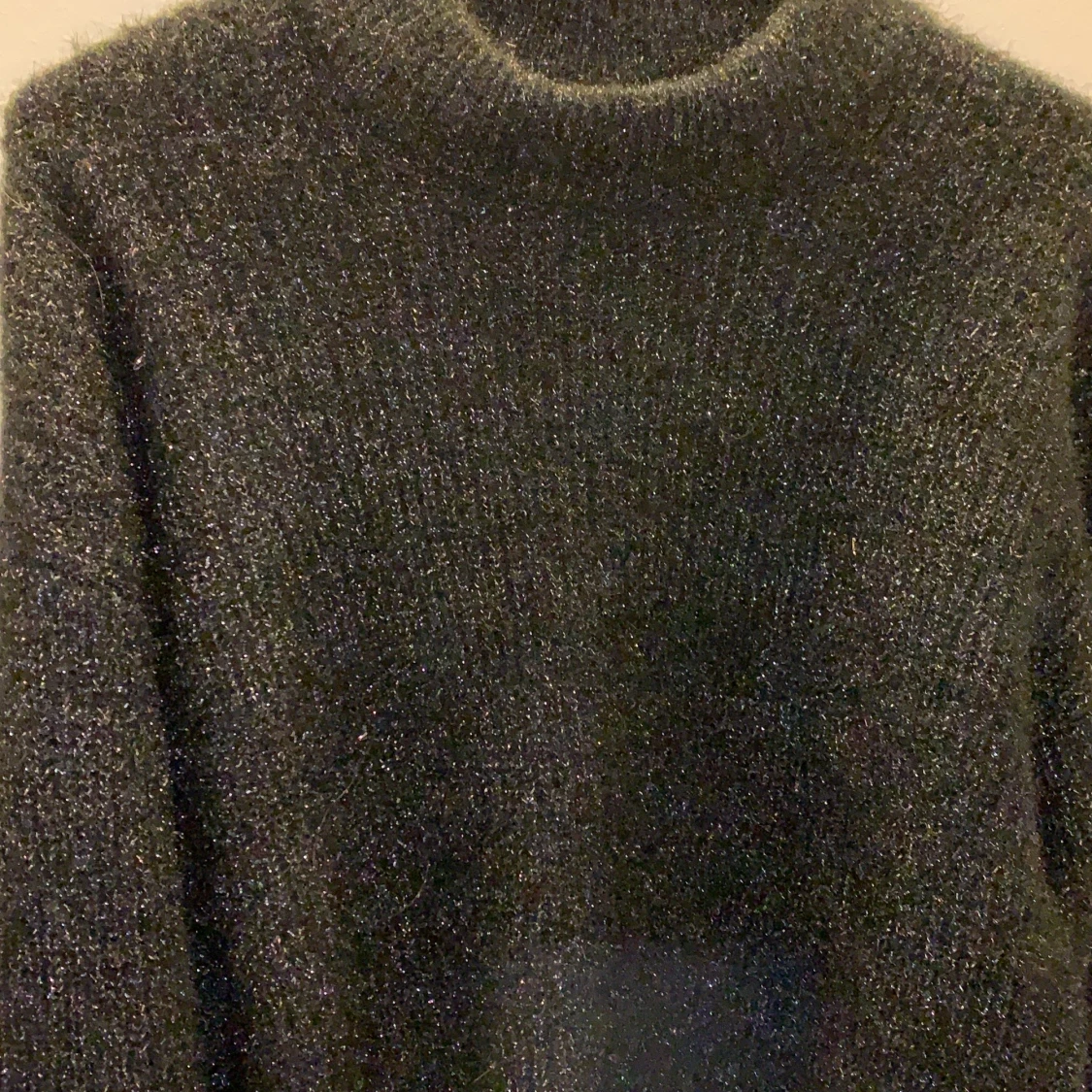 Svart tröja med glitter i sig  - 91