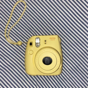 Fujifilm instax mini 8 polaroidkamera - En gul polaroidkamera med några små svarta märken på sidan av kameran, men annars i fantastiskt skick. Kameran kommer utan film. Exempel på bilder jag har tagit med kameran på tredje bilden. 