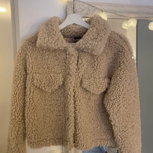 fluffjacka - En beige fluffjacka från ginatricot, storlek XS, sitter mer som en S.🤎