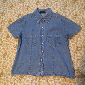 Jeansskjorta vintage  - Mycket fin jeansskjorta säljes!! Modellen är lite kortare o bredare, tycker ofta jeansskjortor brukar va mer långsmala. Märkt 3 - passar bäst på Small/Medium. Inga märkbara defekter på den, trots vintage. L 60cm. Äh-äh 53cm. Din för 100kr pp 57kr spårbart