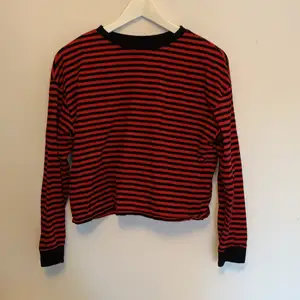 Röd och svart Randig långärmad tröja i storlek S, den är i bra skick 