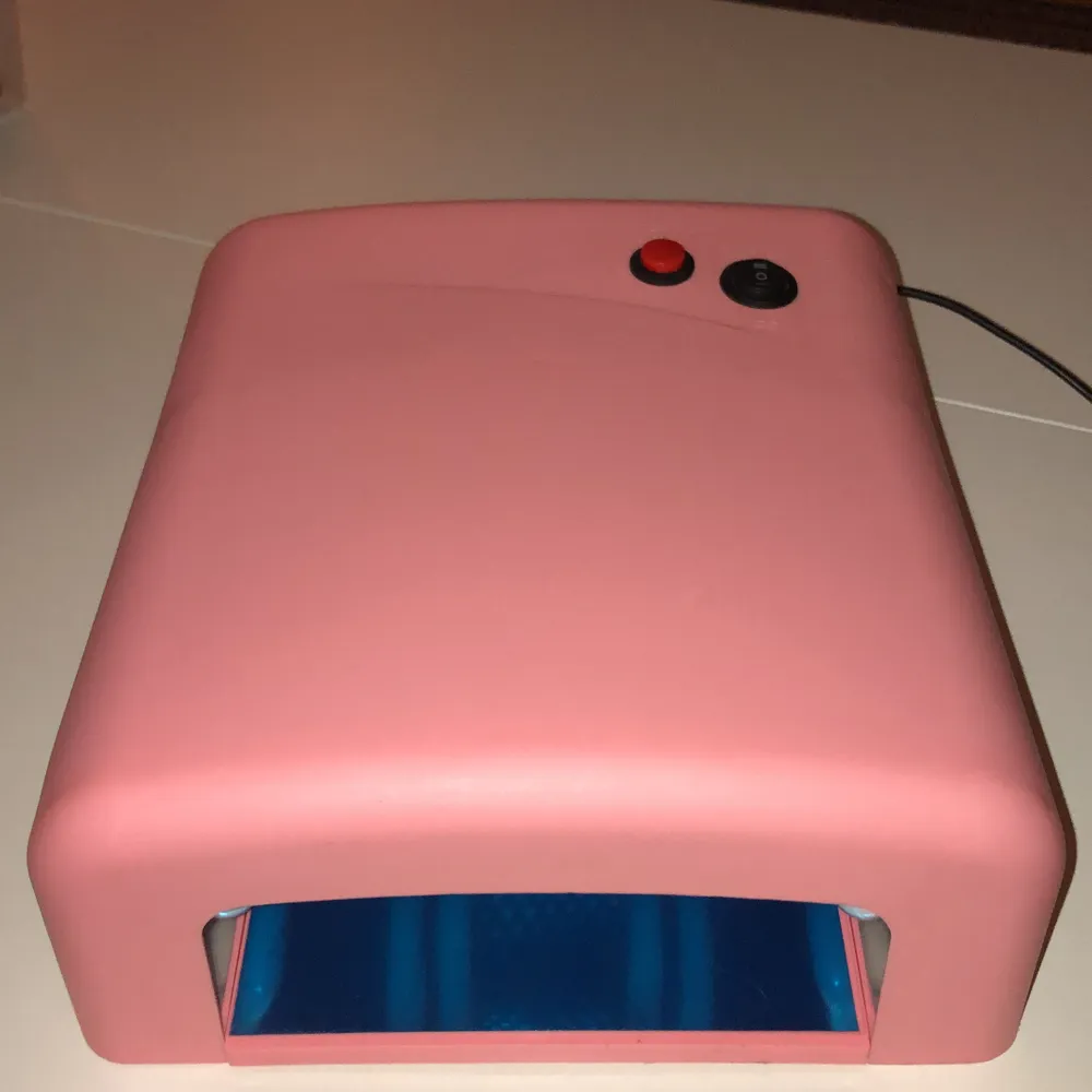 Säljer en rosa UV lampa för att den inte används längre, startpris 200kr, pris kan diskuteras:) kontaktas via Plick dm eller kommentarerna. Betalning sker via Swish eller kontant. Använder Plick SafePay. Budgivning i kommentarerna . Övrigt.
