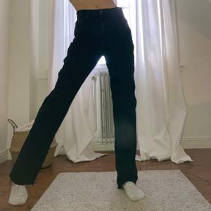 urtvättad svart färg! raka jeans!🖤🖤 jag är 165cm med väldigt långa ben!😄