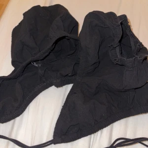 Söt knyt topp, HELT NY! - Superfin svart topp som är perfekt till sommar eller fest!!🤩 Supersnygg men inte riktigt bekväm i den varav jag säljer den! Vid frågor eller fler bilder, skriv i DM! Budgivning vid flera intresserade ✨ Budgivning avslutas 2/2 18:00❤️