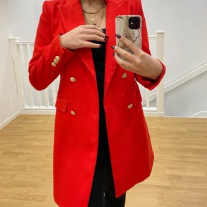 Zara kappa strl XS/S 500 kr - Ny kappa, använt en gång storlek XS/S sitter superfint och färgen är inte så ”skrikig” i verkligheten som på bild. Ny pris är 900 kr.