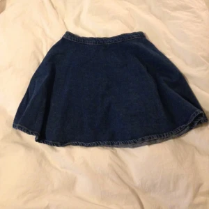  - Sparsamt använd cirkelkjol i denim, står strl M men passar mer som en S. 