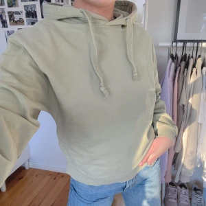 Ljusgrön hoodie - Säljer denna söta hoodie från nakd eftersom den inte kommer till användning 🥑 den är inte använd många gånger, därför i ett bra skick! Hör av dig vid funderingar eller intresse 😝🥑