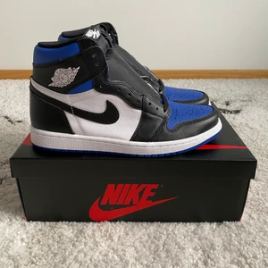 Jordan 1 Retro High Royal Toe  - Jordan 1 Retro High Royal Toe. Fresh out the box, oanvända! Kvitto medföljer! Storlek US 10,5/ EU 44,5. DM för mer information eller annat. Högsta bud: 4300kr