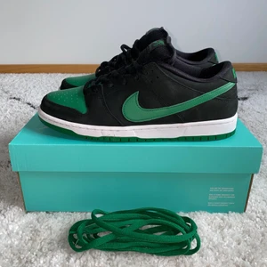 Nike SB Dunk Low Pro  - Nike SB Dunk Low Pro. Fresh out the box, oanvända! Kvitto medföljer! Storlek US 10/ EU 44. DM för mer information eller annat. Högsta bud: 1750 kr