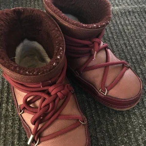 Inuikii boots - Säljer dessa unika supersnygga vinterskorna. Köpta för ca 1 år sen och är använda men i bra skick (inga hål eller liknande). Köpta på NK för ca 3000kr, skolåda medföljer. Kontakta mig för fler bilder! Passar så bra till vintern då de är vattentåliga och varma och passar till allt!