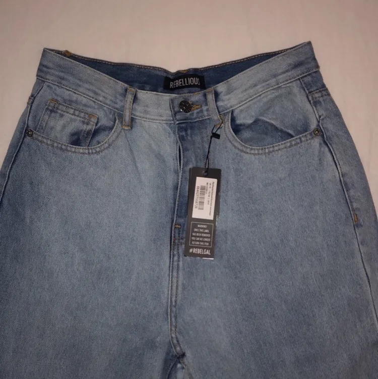 Helt nya, passade inte mig, skulle säga att de passar 36 också. Köpte dom för ca400. 200+frakt eller bud 🥰. Jeans & Byxor.